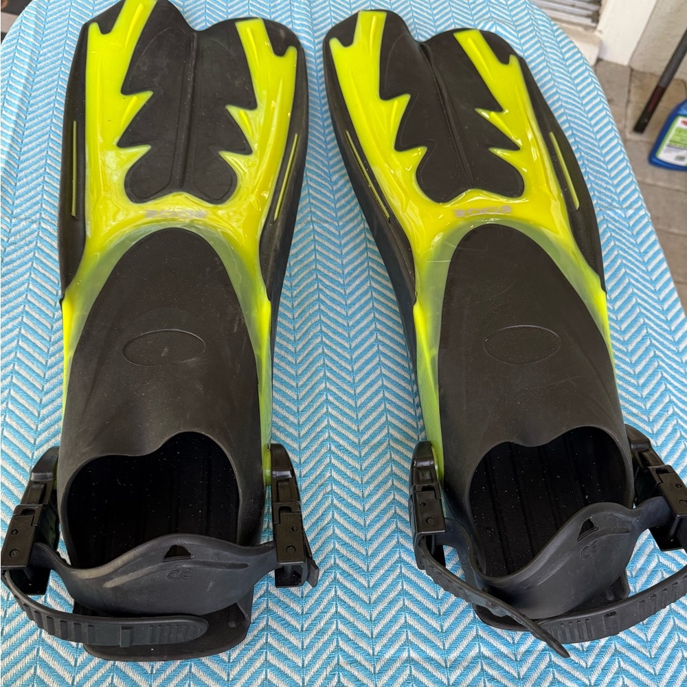 Pro Edge Swim Fins Black and Yellow Hydrodynamic Design